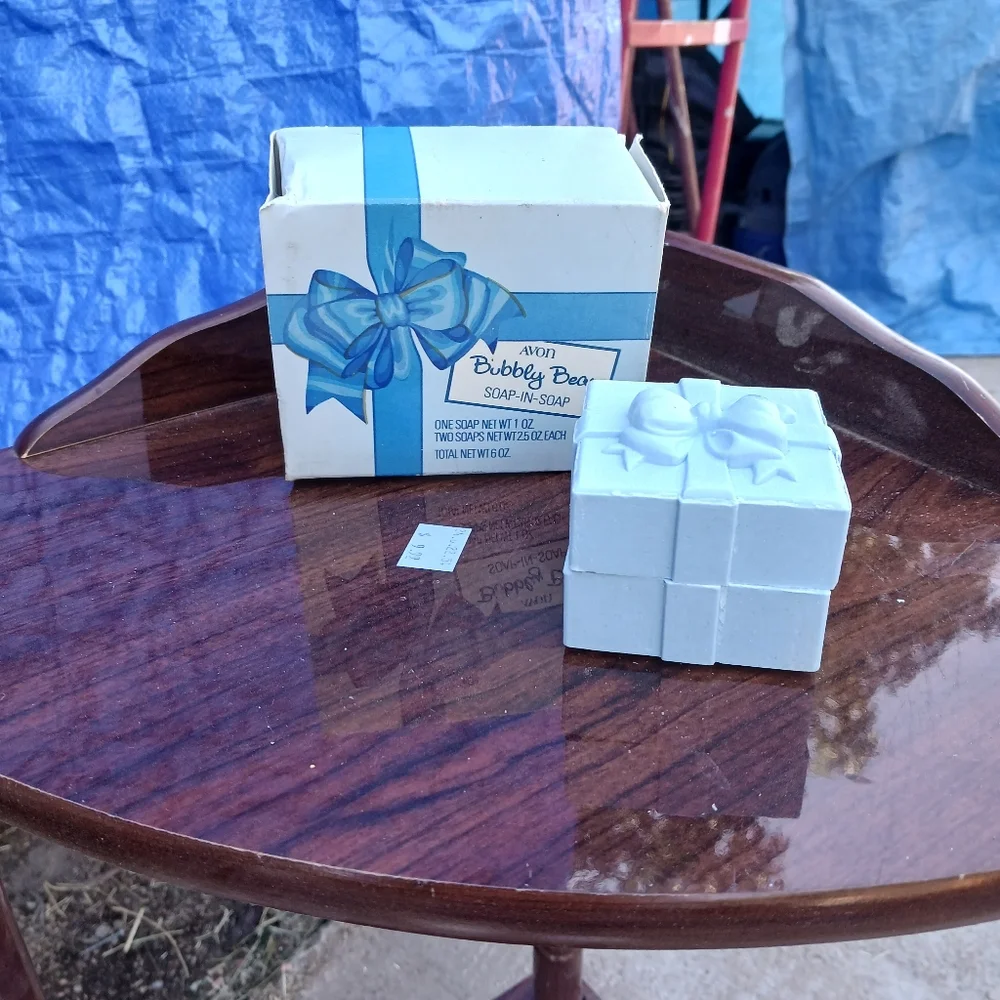 Avon - Picture 4 of 4